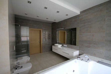 Частный дом в п. Гранный. Дизайн интерьера ванной комнаты. Фото.